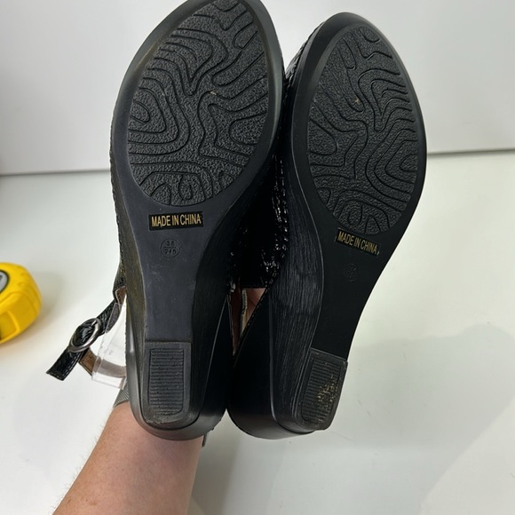 Elegant Black Wedge Sandals - Picture 9 of 11